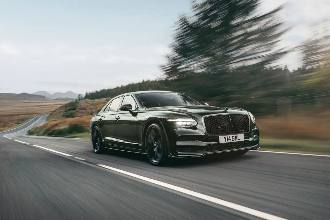 BENTLEY FLYING SPUR S: ARTESANATO E PERFORMANCE